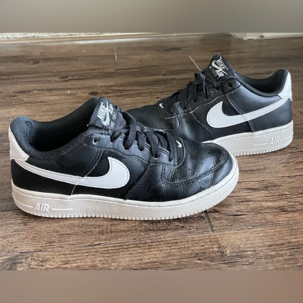 Nike Black and White Sneakers 5Y